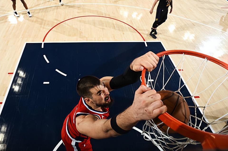 官方网站-打出大号两双数据！内线支柱在快船的地位依然是不可替代的？